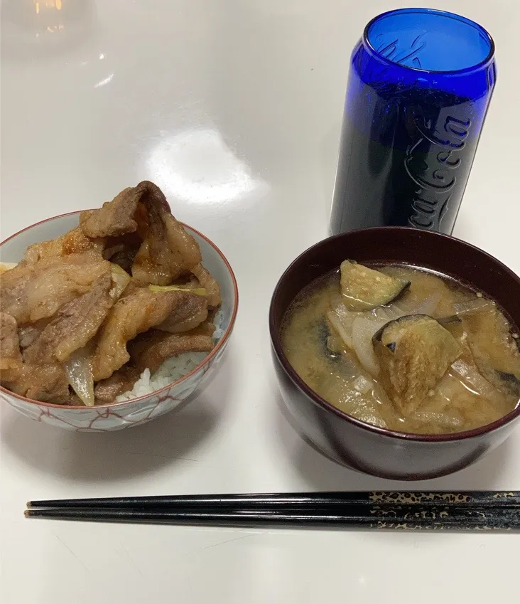 晩御飯は簡単に。☆焼肉丼☆みそ汁（玉葱、揚げ茄子）|Saharaさん