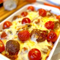 Baked spaghetti topped with cheese with meatballs and cherry tomatoes|Bento MaMaさん