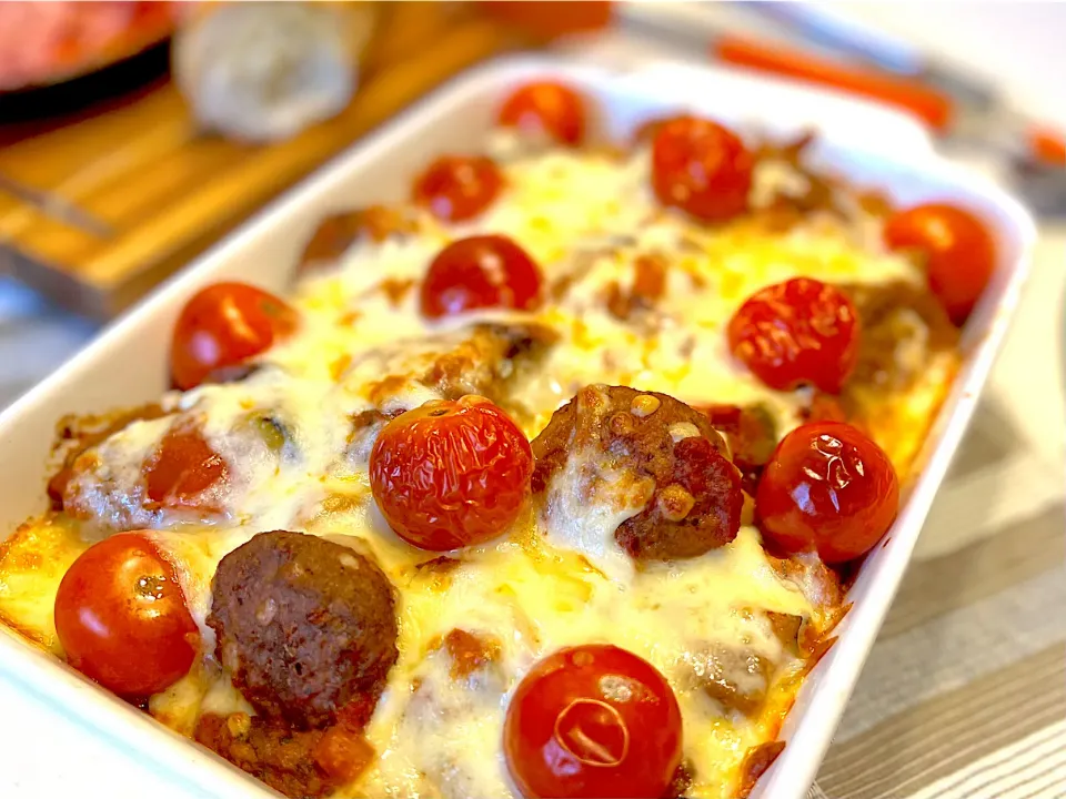 Baked spaghetti topped with cheese with meatballs and cherry tomatoes|Bento MaMaさん