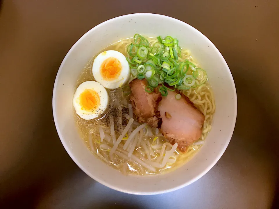 Snapdishの料理写真:自家製 塩ラーメン(玉子•野菜•焼豚入)|ばーさんさん