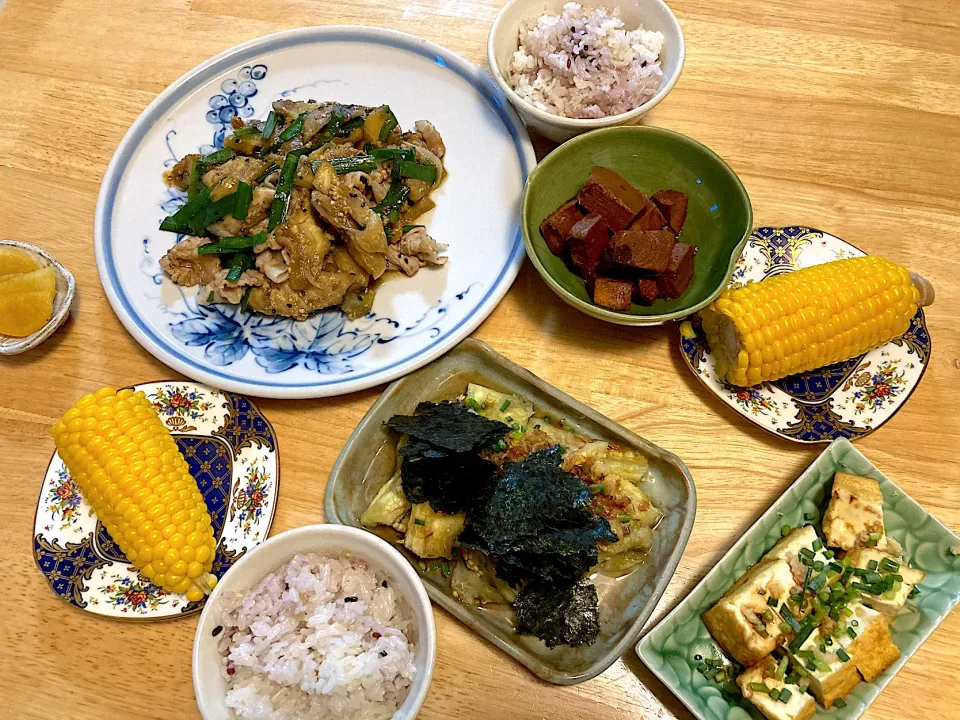 Snapdishの料理写真:麻婆茄子、マグロの甘辛煮、焼き茄子、厚揚げ生姜醤油、とうもろこし、雑穀米ご飯❀.(*´◡`*)❀.|さくたえさん