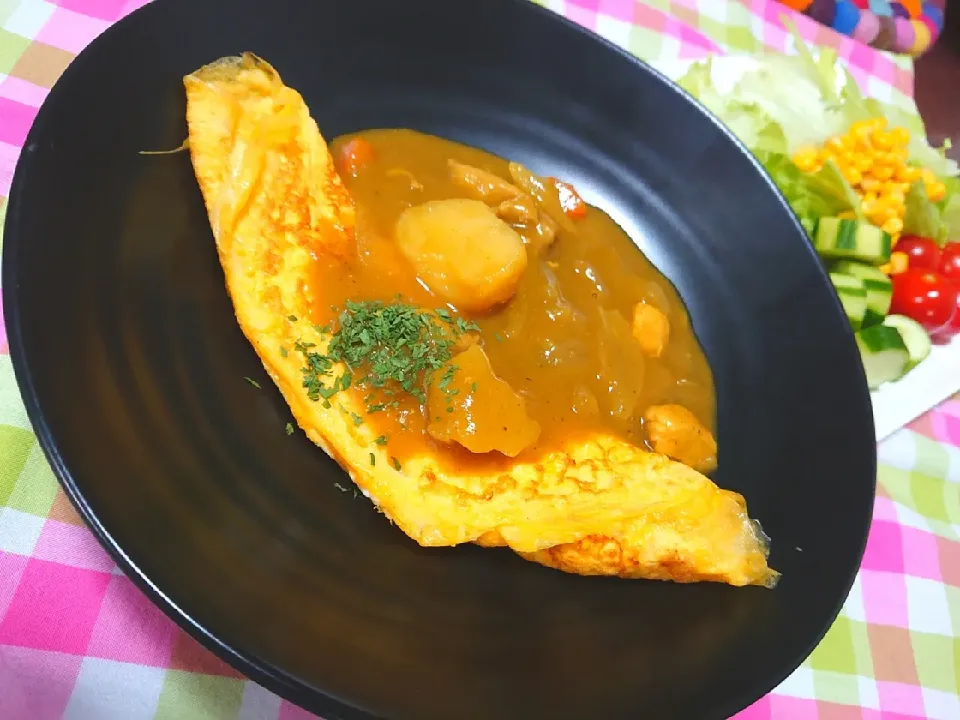 カレーの日の翌々日まで余ったカレーの利用法の例・プレーンオムレツのカレーがけ✨|cocco+さん