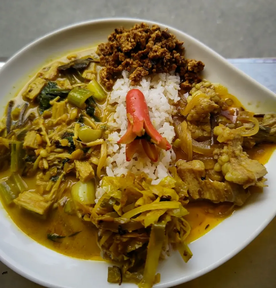 牛ホルモンカレー＋えのき茸とチンゲン菜のミックスダルカレーのあいがけカレー🍛withタコさんウインナー🐙|ふじわらたくやさん