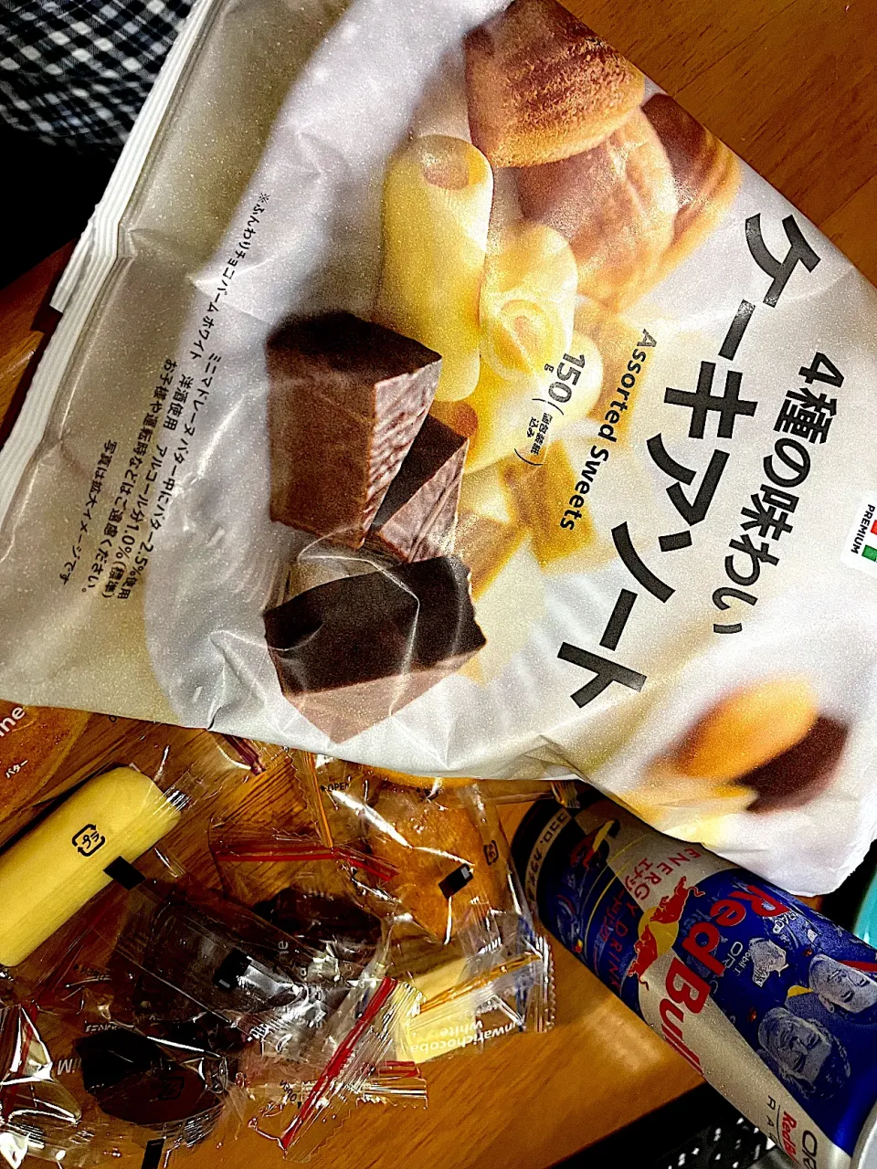 Snapdishの料理写真:練習行く前に #おやつ　レッドブル、4種の味わいケーキアソート|ms903さん