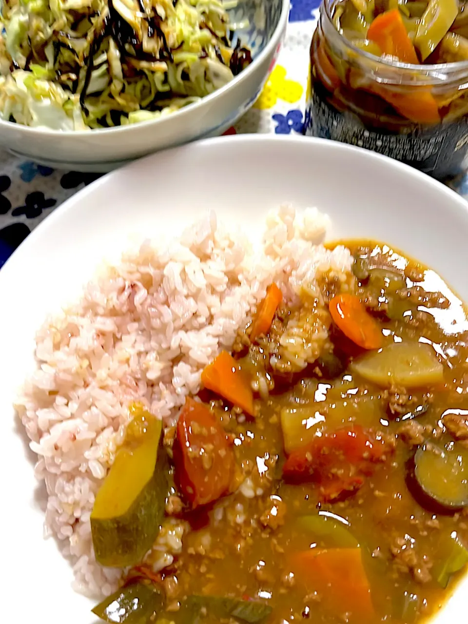 夏野菜キーマカレー🍛　キャベツ塩昆布　福神漬け|4jinoanataさん