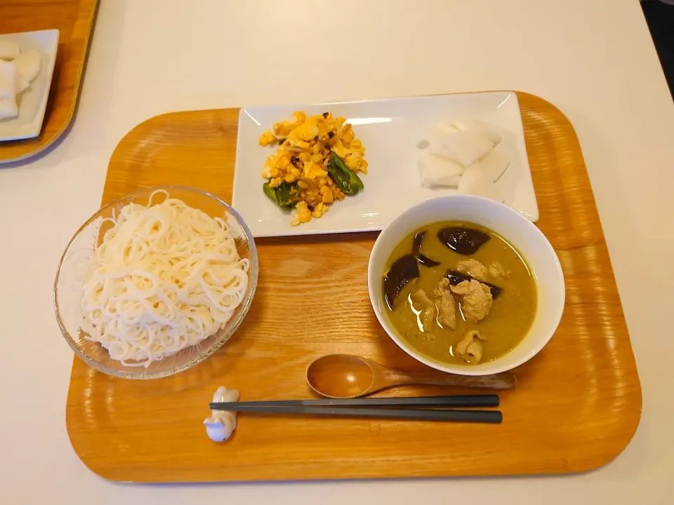 Snapdishの料理写真:今日の夕食　グリーンカレー、そうめん、卵のオイスターマヨ炒め、大根の甘酢漬|pinknari🐰🌈さん