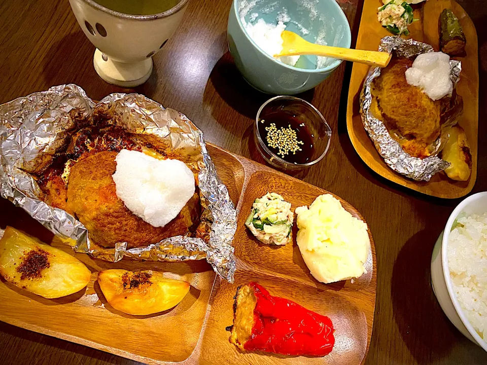 Snapdishの料理写真:包み焼きチーズハンバーグ　メレンゲ　ステーキ醤油ソース　焼きポテト　ピーマンパレルモの肉詰め　ツナサラダ　マッシュポテト　お茶|ch＊K*∀o(^^*)♪さん