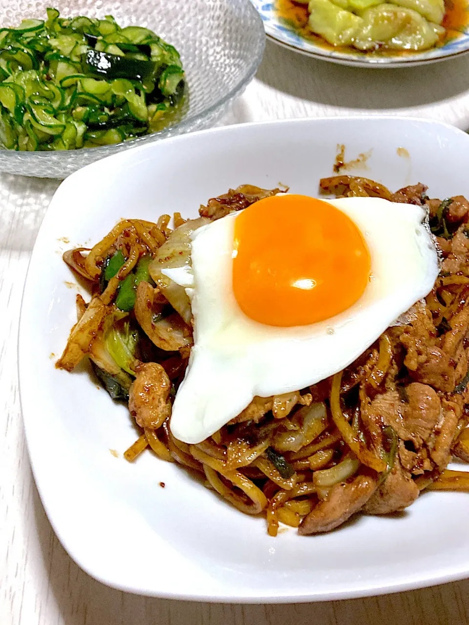 Snapdishの料理写真:ミニオン焼きそば、きゅうりとワカメの酢の物、蒸しナス|Ayaさん