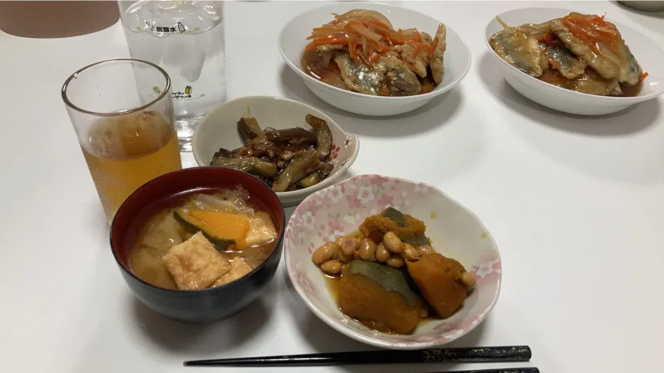 晩御飯٩(^‿^)۶☆鯵の南蛮漬け☆南瓜と大豆の炊いたん☆茄子の肉みそ炒め☆みそ汁（厚揚げ、キャベツ、南瓜）と、レモンサワー。|Saharaさん