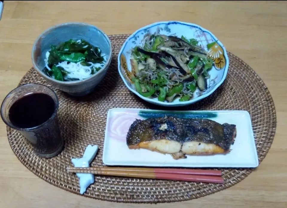 2022.8.23

ひらめの塩焼き
ワカメ つるむらさき 素麺の酢の物
ちりめん ナス 万願寺の炒め煮
赤ワイン|tamikichiさん