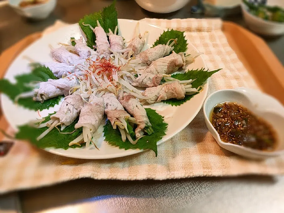 Snapdishの料理写真:レンジで3分♪ニラともやしの豚ロース巻き
ネギのごま油炒め入り醤油タレ添え|とんちゃんさん