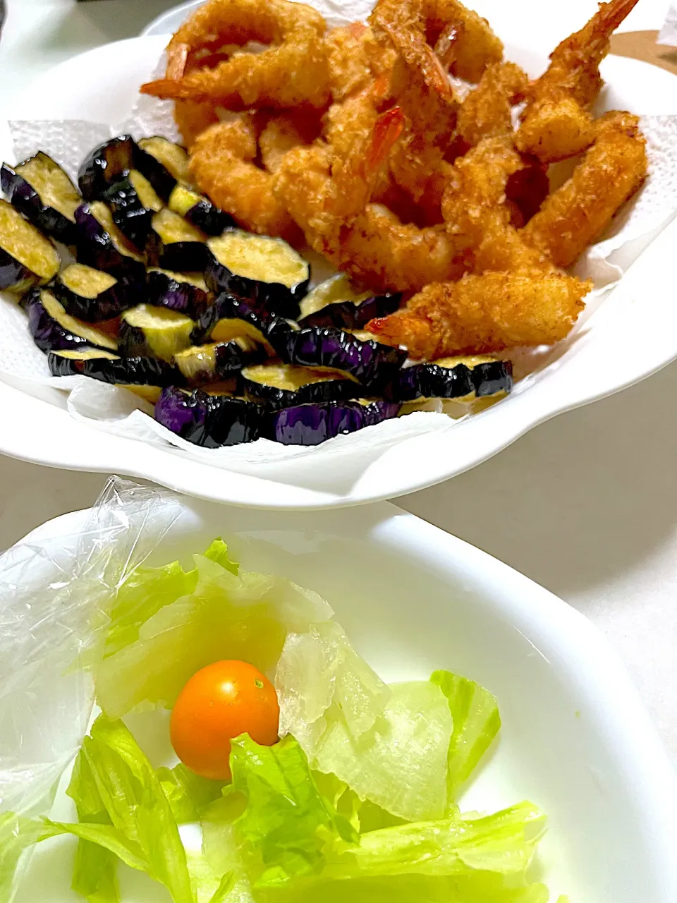 Snapdishの料理写真:ナスの素揚げとエビフライ🍤|ささるみさん