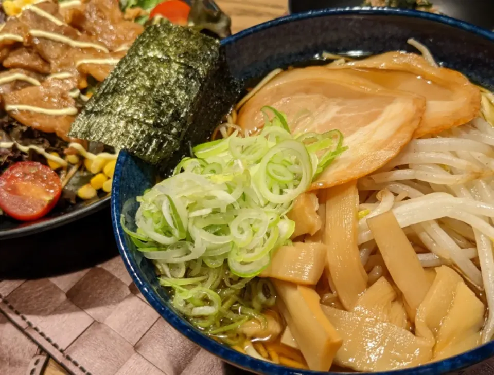 Snapdishの料理写真:醤油ラーメンと焼肉サラダ|まみさん