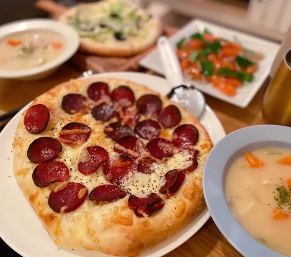 Snapdishの料理写真:サラミとチーズ🧀のシンプルピザ🍕|はる꒰(๑´•.̫ • `๑)꒱さん