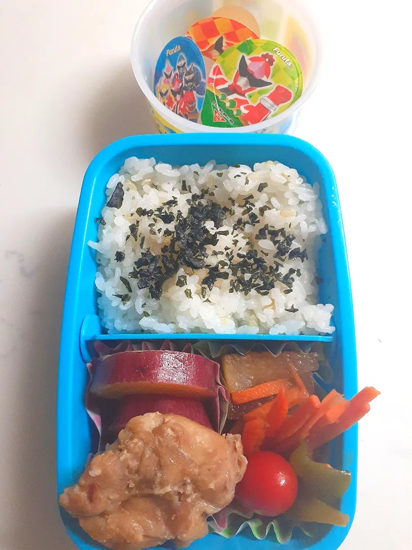 ☆小２弁当☆玄米入り若芽ごはん、無限野菜、薩摩芋レモン煮、さっぱり鶏焼、ミニゼリー|ｼｮｺﾗさん