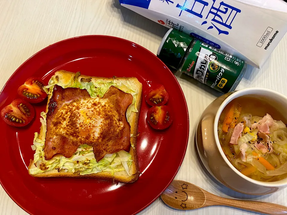 Snapdishの料理写真:カレー風味トーストと糀甘酒入り千切り野菜スープでご馳走朝ごはん|こずりんさん