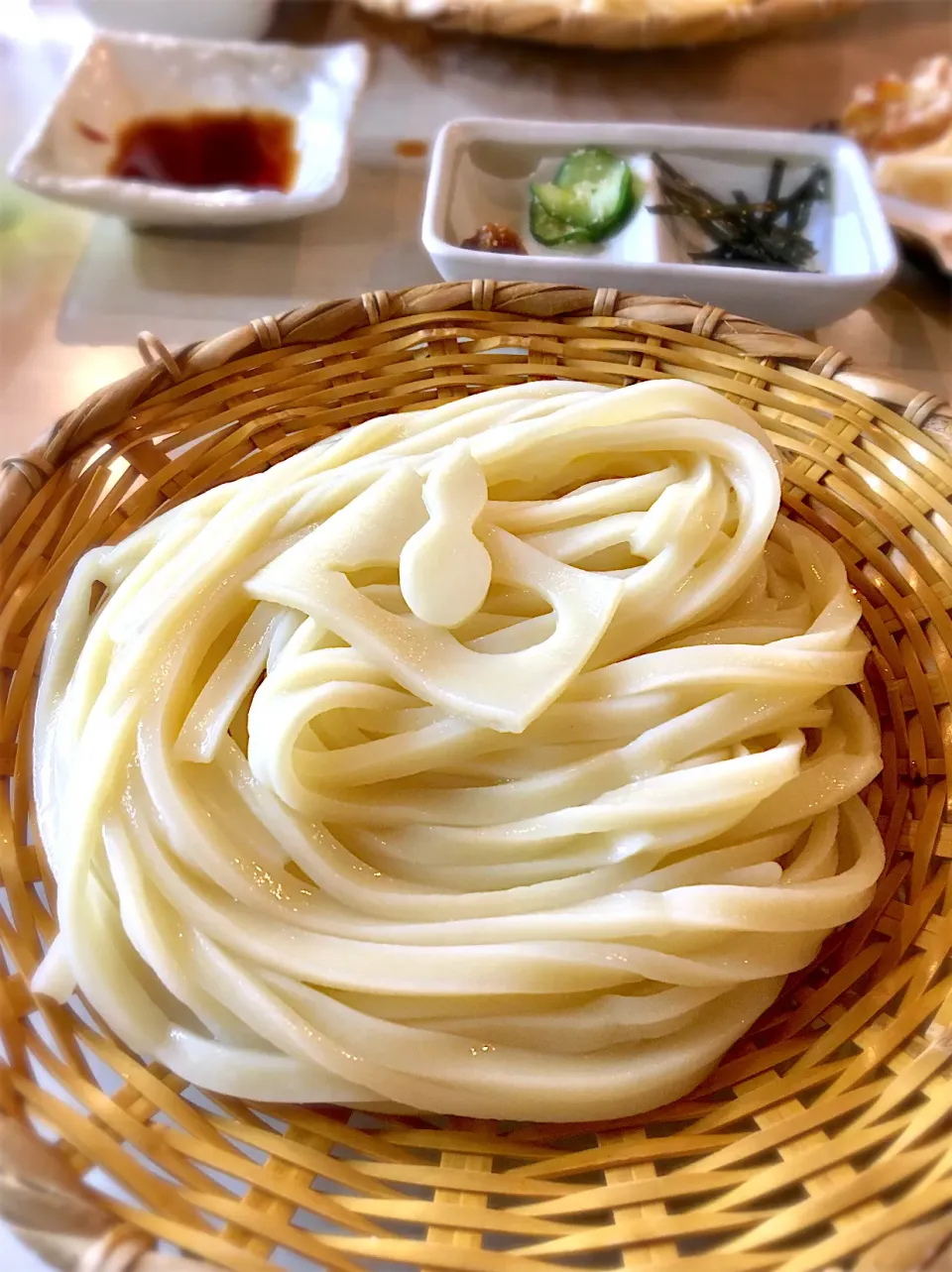 うむどん(ごまだれ) ざる(中)  白舞茸と黒舞茸の白揚げ、緑茄子ととうもろこしの天ぷら、オマケで枝豆を頂きました|リフルシャッフルさん