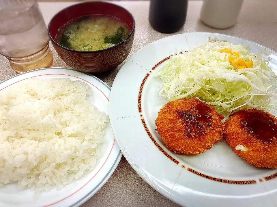 Snapdishの料理写真:カニクリームコロッケ定食 ¥730|Blue Moon Caféさん