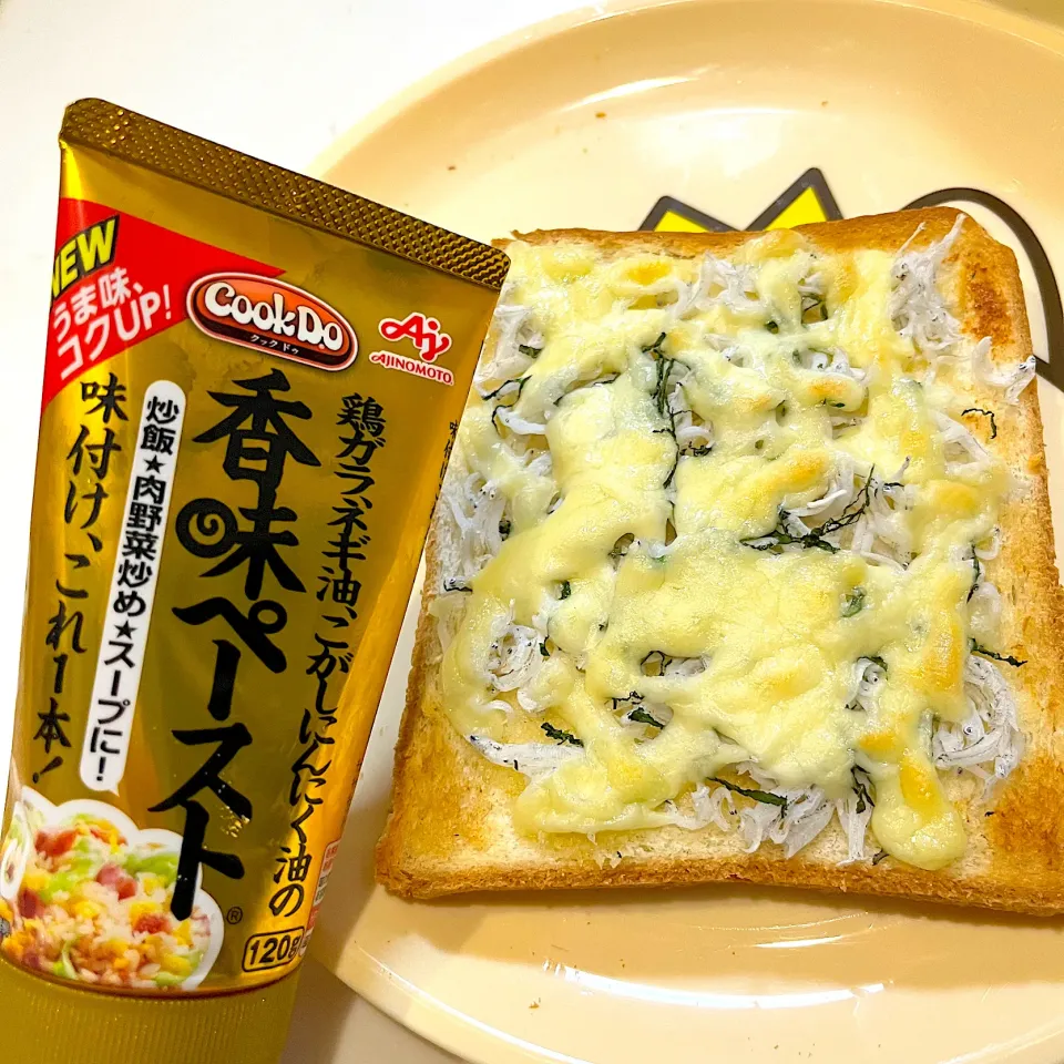 Snapdishの料理写真:しらすチーズトースト|KOTOFUさん