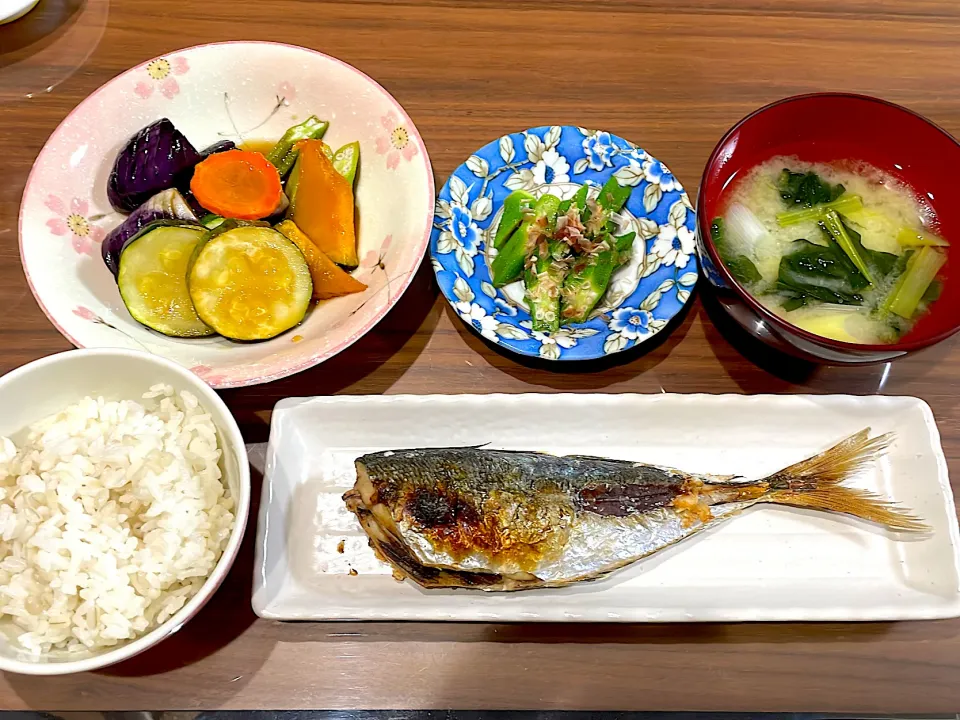 鯵の塩焼き　小松菜とねぎの味噌汁　オクラのおかか和え　夏野菜の南蛮漬け|おさむん17さん