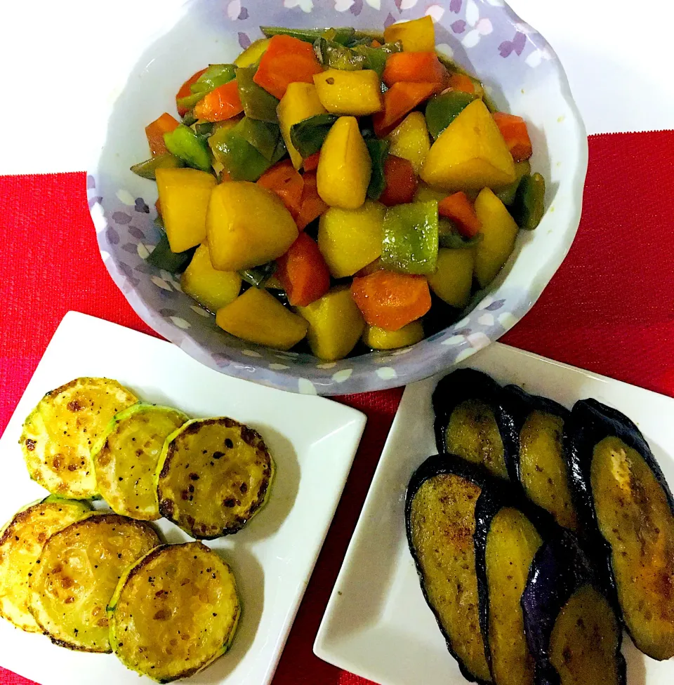 Snapdishの料理写真:夏野菜尽くしのおつまみ🍺肉じゃが肉無し笑^ ^皮むき焼きズッキーニ^ ^焼き長茄子^ ^|HAMI69さん