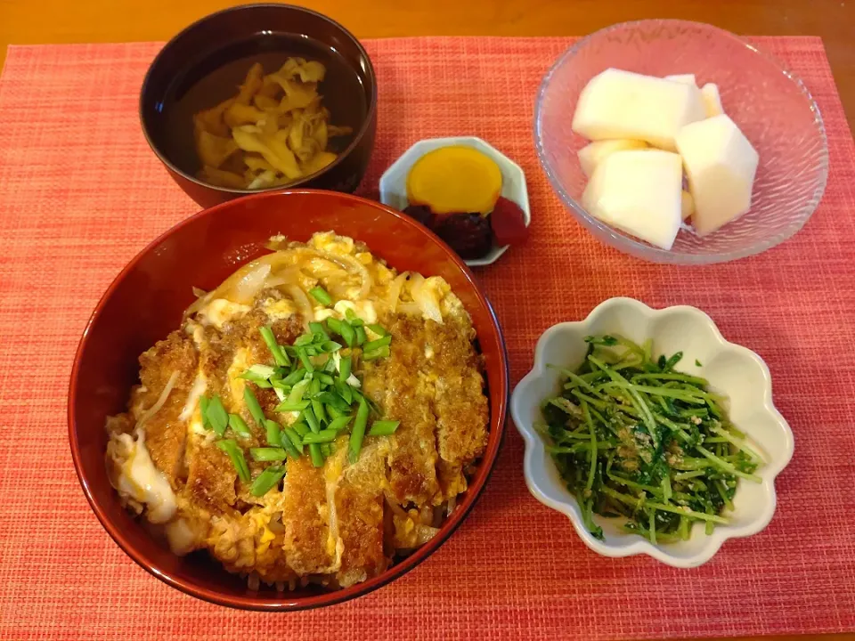 ☆カツとじ丼
☆豆苗ゴマ和え
☆舞茸すまし汁
☆漬物
☆マッカ|chikakoさん