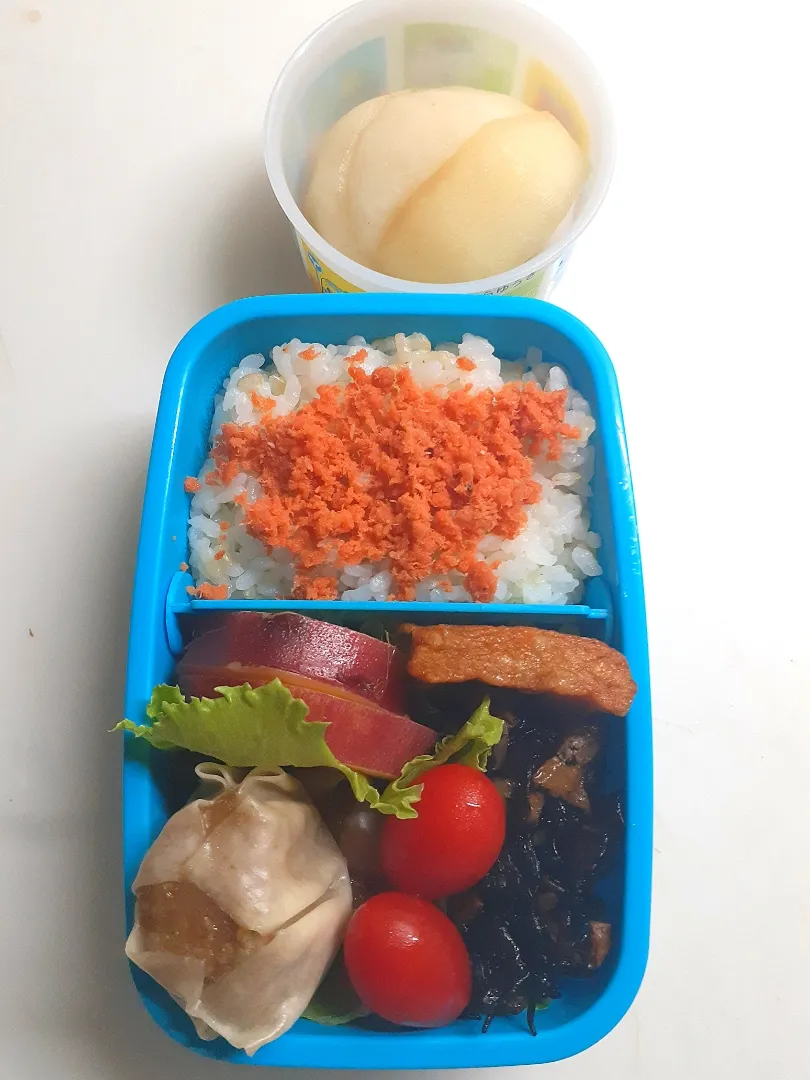 ☆小２弁当☆玄米入り鮭ごはん、薩摩揚げ、ひじき煮物、薩摩芋レモン煮、焼売、ミニトマト、梨|ｼｮｺﾗさん