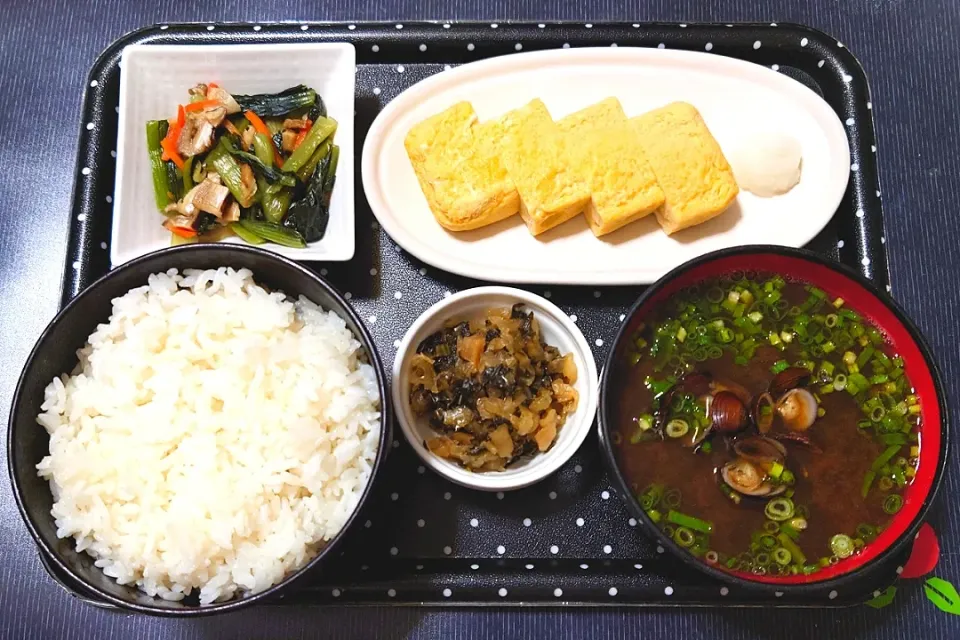 Snapdishの料理写真:今日の朝ごはん（ごはんは富山県産にこまるに玉子焼き（厚焼き玉子）、小松菜のおひたし、赤だしのしじみ汁、刻みすぐき）|Mars＠釜飯作り研究中さん