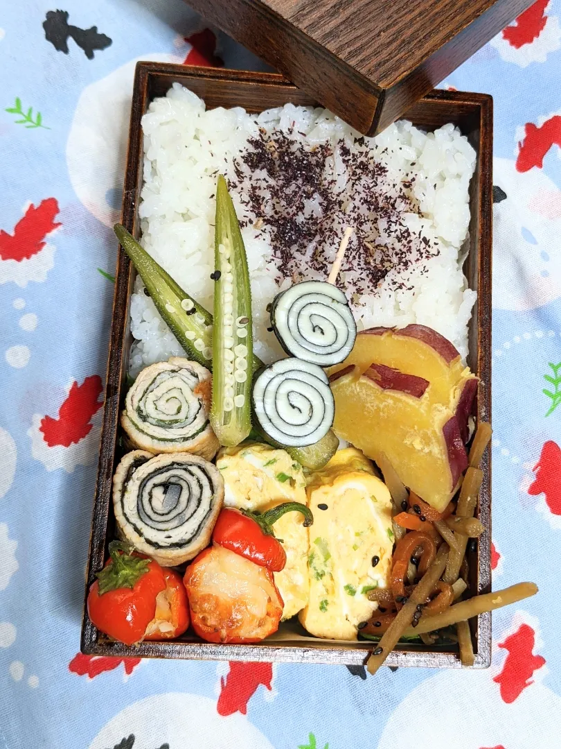 本日のお弁当〜。くるくる生姜焼きとパプリカのチーズグラタン|f.1125beさん