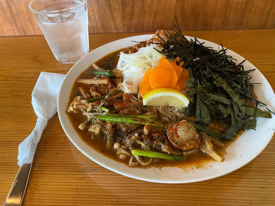 Snapdishの料理写真:タイ風エノキホタテと極辛キーマクラシックのあいがけのりだく🔥🍛味玉トッピング🥚ピクルスマシマシ🥒|buhizouさん