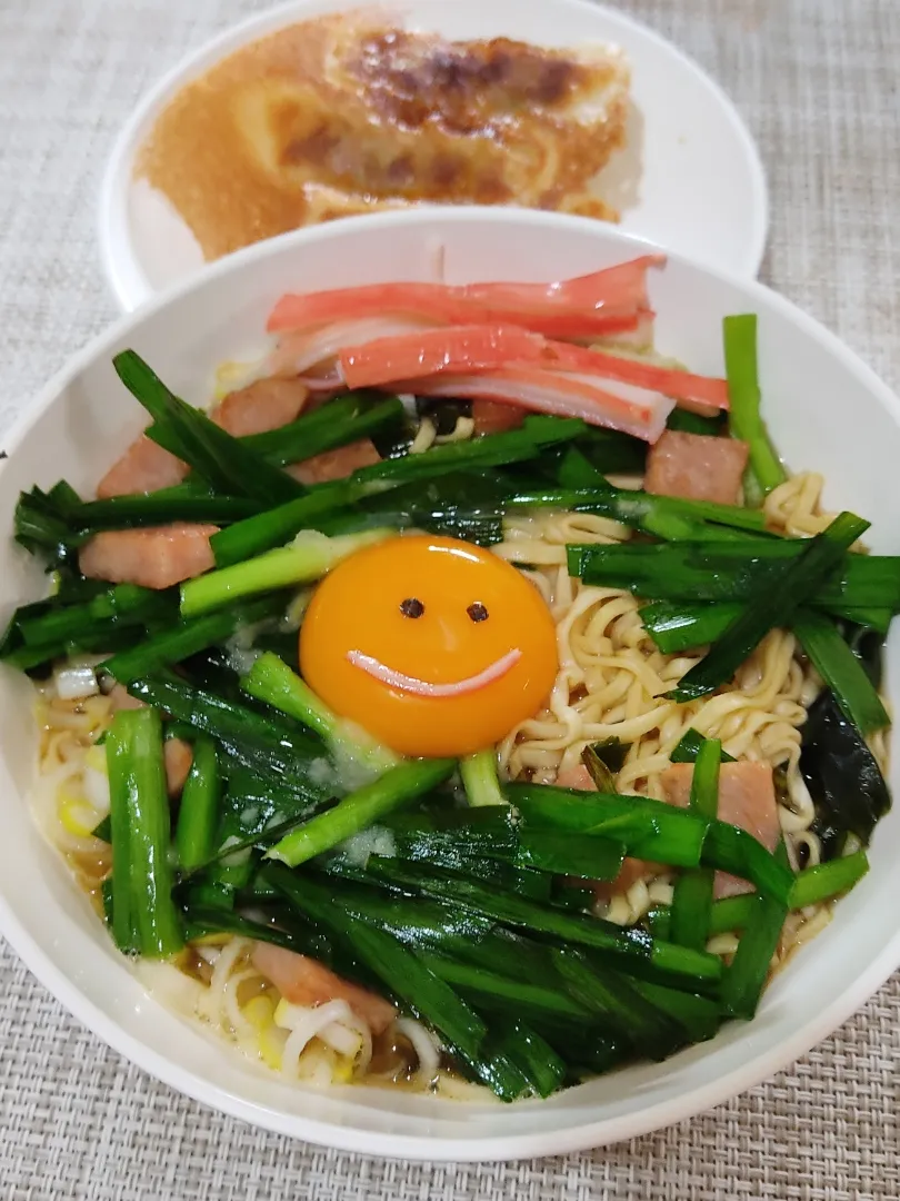 今日は即席ラーメンの記念日

1958年8月25日に日清より「チキンラーメン」が発売されたそうです。
日本人1人が1年間に食べるカップ麺は、47.7食なんですって。
ということは、23食に1食はカップ麺。
うーん。そうかも。|Rピージャーさん