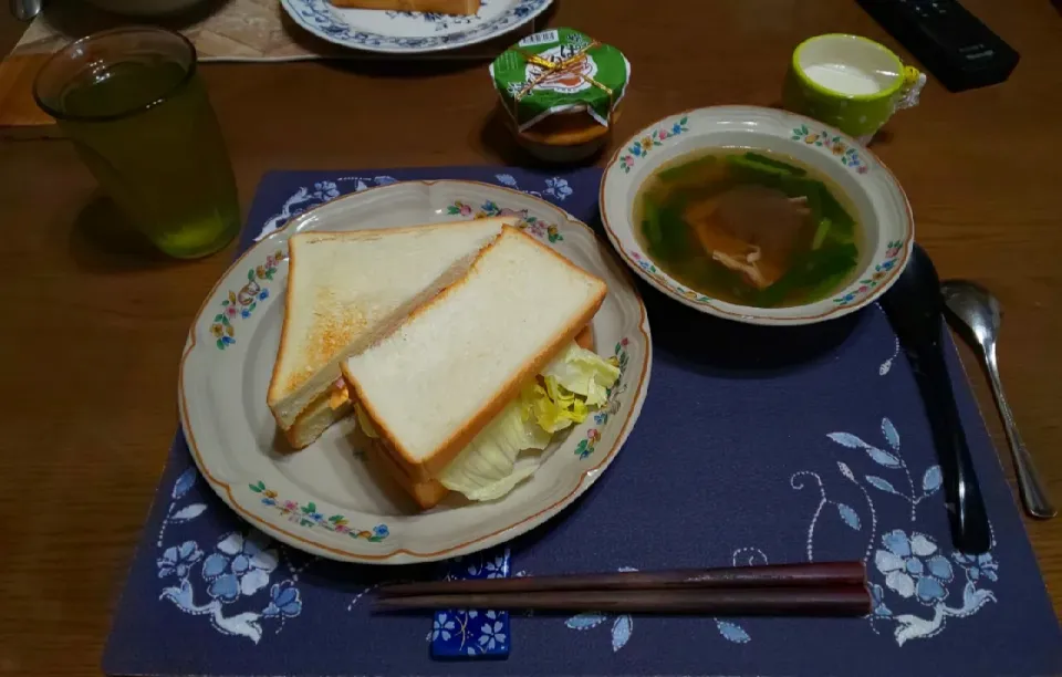 サンドイッチ&ニラとロースハムのスープ(昼飯)|enarinさん