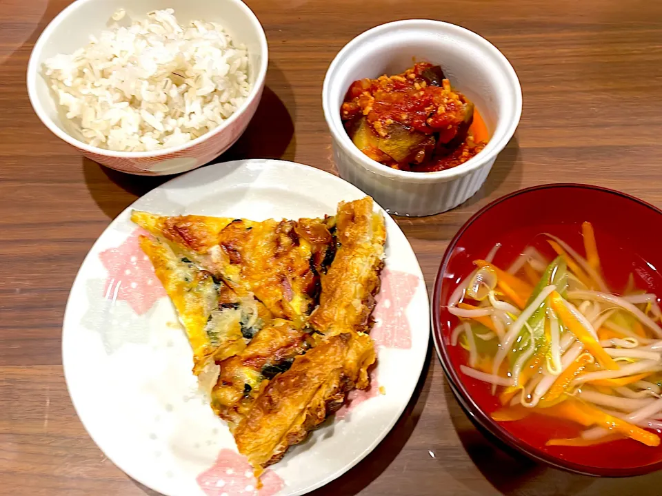 キッシュもどき　野菜の中華スープ　鶏ひき肉とナスのトマト煮|おさむん17さん