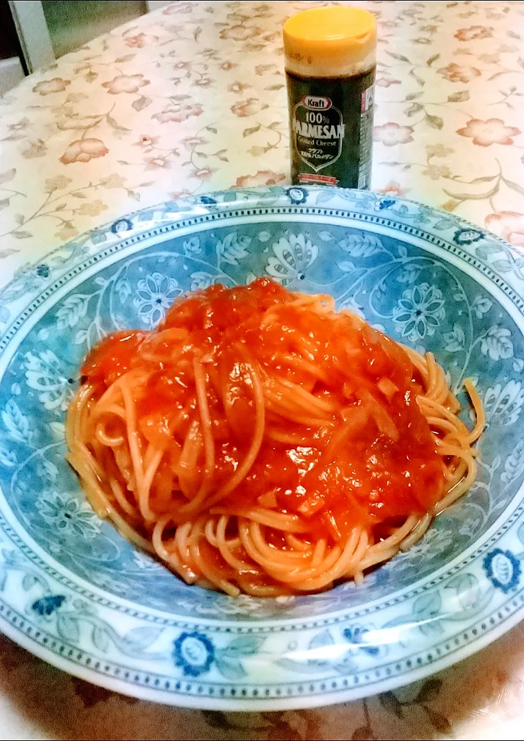 スパゲッテイ―（トマトソ―スに粉チ―ズ）
トマト　玉ねぎ　ベーコン　マシュルー厶　塩　ニンニク　赤ワイン|みやちゃんさん