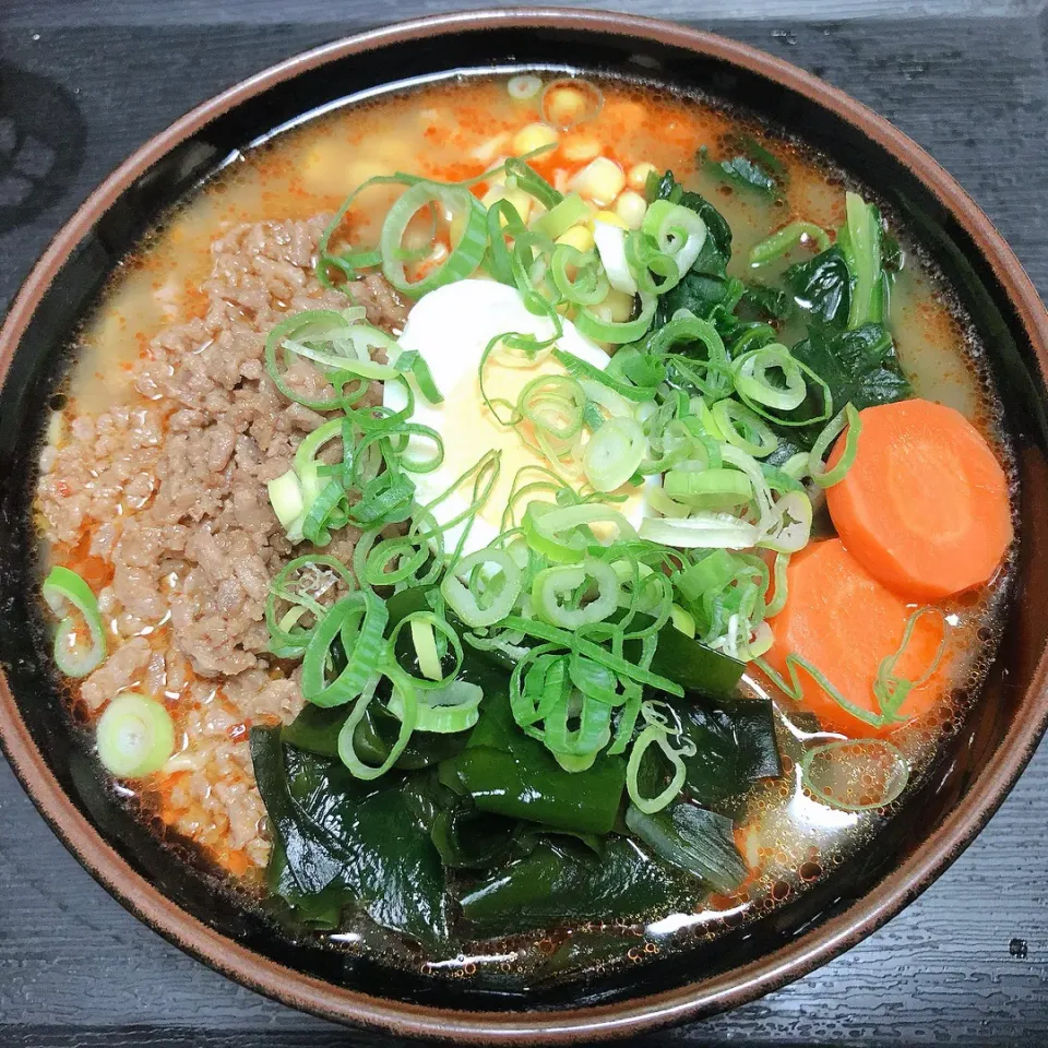 今日もラ王坦々麺で具沢山ラーメン🍜|まちゃさん