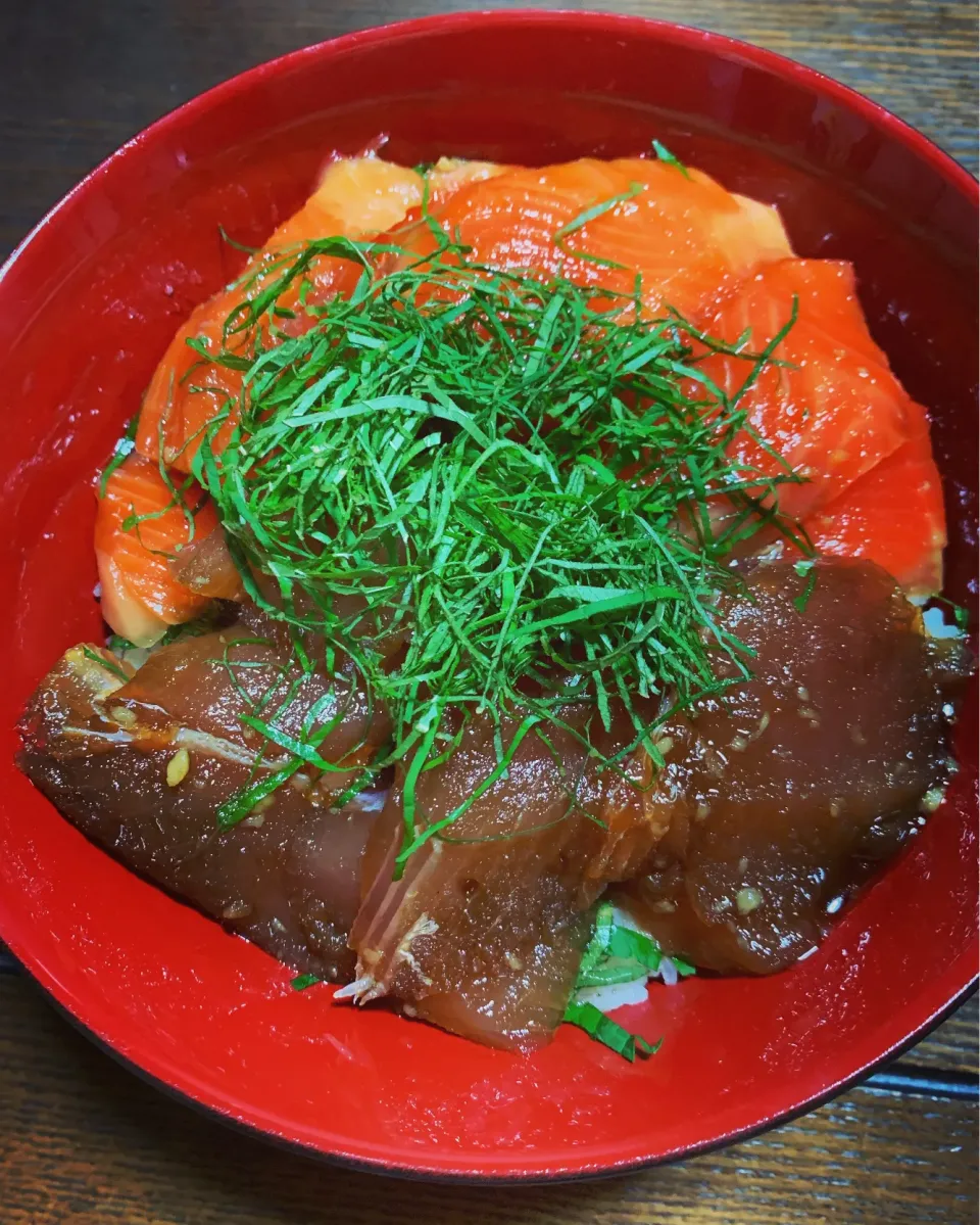 マグロとサーモンの漬け丼^_^|きよっさんさん