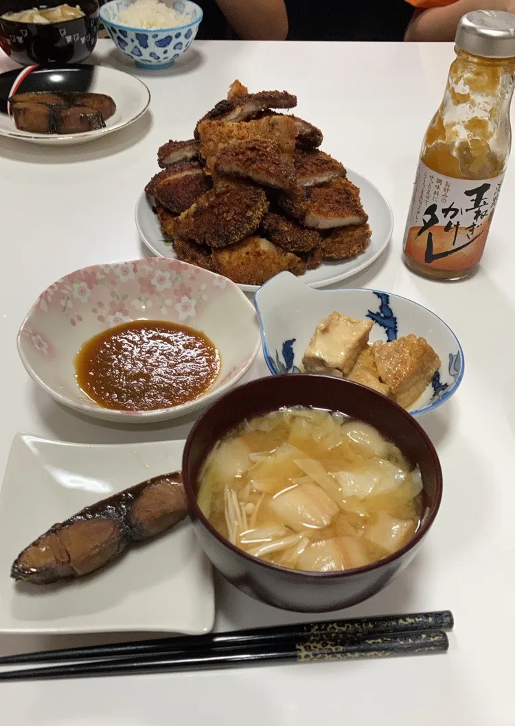 Snapdishの料理写真:晩御飯_(:3 」∠)_☆トンカツ☆厚揚げの炊いたん☆ぶり照り☆みそ汁（キャベツ、えのき、麩）トンカツは、先日淡路で買った「玉ねぎかけタレ」|Saharaさん