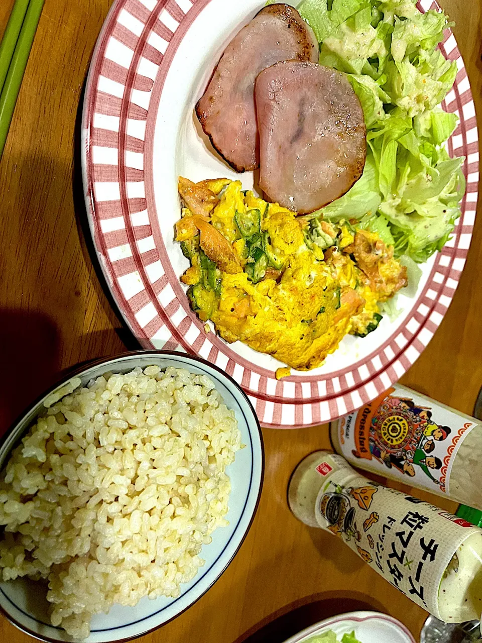 魚！いっただっきまーす #夕飯　ロウカット玄米ご飯、魚オクラ玉子焼き、焼きハム、レタス(2種類ドレッシングで)|ms903さん