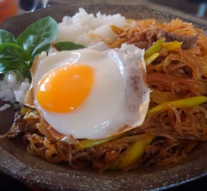 Snapdishの料理写真:アスパラと牛肉のチャプチェってことになるんかな？|くまちゃんさん