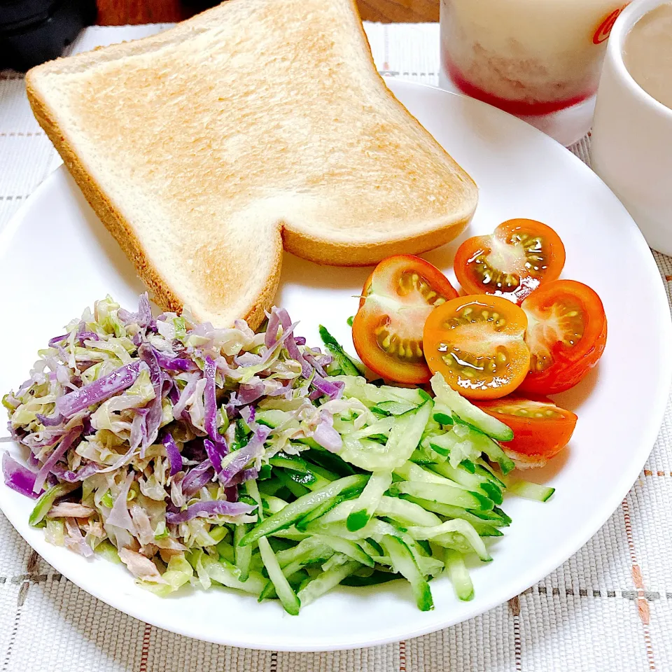 Snapdishの料理写真:食パンとサラダ|akkoさん