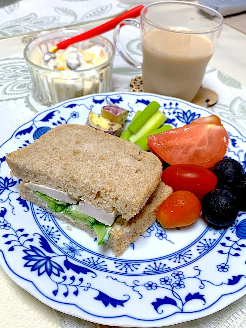 鶏ハムなサンドイッチの朝ご飯|yasukoさん