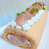 Snapdishの料理写真:桃のロールケーキ|ゆりあさん