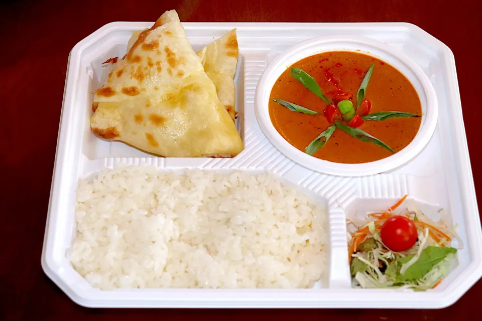 チキンカレーライスとナンの弁当セット|たつのナンカレーハウスインド料理 indian foodさん