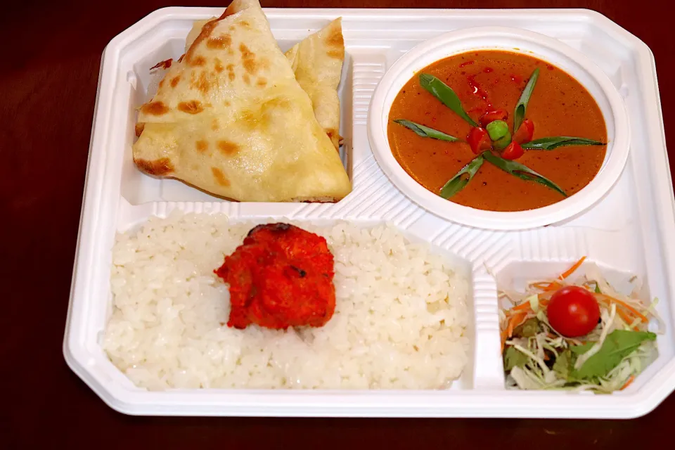 チキンカレーライス、ナンとチキンティッカ付弁当セット|たつのナンカレーハウスインド料理 indian foodさん