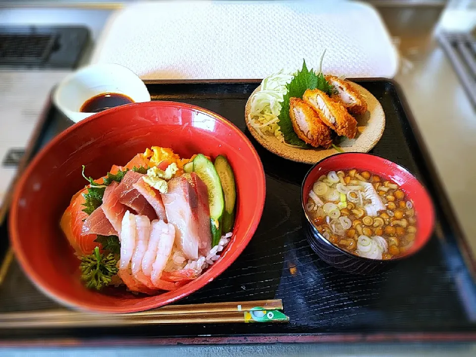 海鮮丼定食

日曜日の昼食に作りました♪
|とんちゃんさん