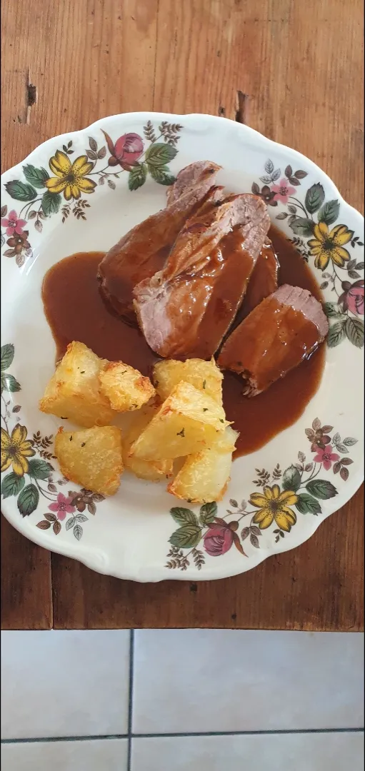 Roast meat and potatoes|Zaakirah Hattasさん