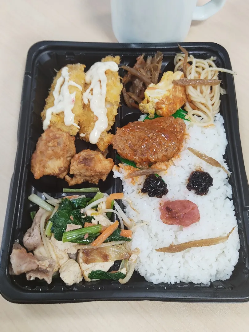 おかずでいっぱいのお弁当400円

魚フライ、唐揚げ、豚肉の野菜炒め、ハンバーグ、ピリカラきんぴらごぼう、卵焼き、スパゲティ。
私は困っているのです。
これらのおかずをいただくには、白米が足りません。|Rピージャーさん