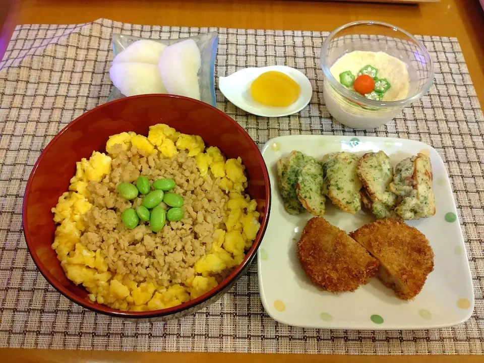 Snapdishの料理写真:☆そぼろ丼
☆おからコロッケ＆磯辺揚げ
☆豆乳卵豆腐
☆たくあん
☆梨|chikakoさん