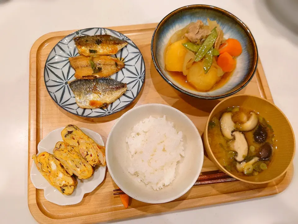 肉じゃが、鯵の蒲焼き、カニカマ入り卵焼き、味噌汁|sorsmdさん