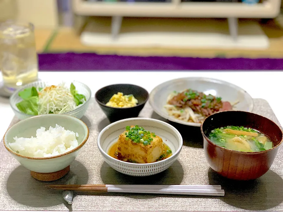 ばんごはん。ステーキ、揚げ出し豆腐、サラダ、お味噌汁など。|yukiさん